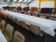 Tables et chaises, 2€ par table de 10 Personnes, 0.20€ par chaise.